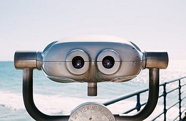negative-space-vintage-viewfinder-on-seaside-pier - 450x300